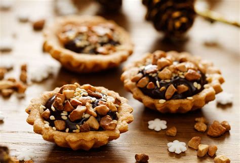 Zdobenie snehových pusiniek čokoládou a orieškami