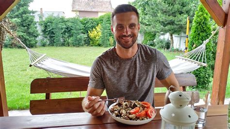 Martin Šmahel pri varení vegánskeho jedla