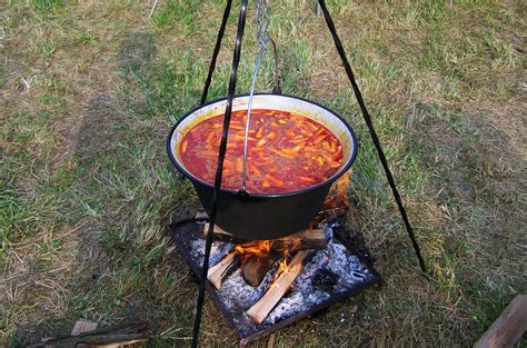 Kotlíkový guláš varený na ohni