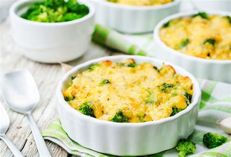 Zapečená brokolica s cuketou a syrom v zapekacej miske