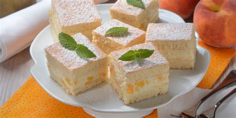Detail piškótového cesta s broskyňami a krémom