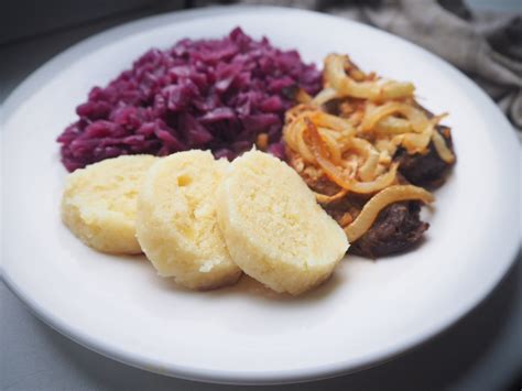 Servírovaný tanier s bravčovou krkovičkou, červenou kapustou a zemiakovou knedľou