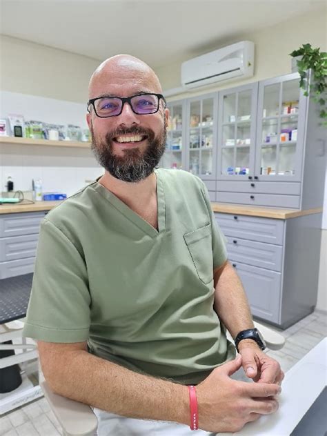 Veterinár pri práci s hovädzím dobytkom