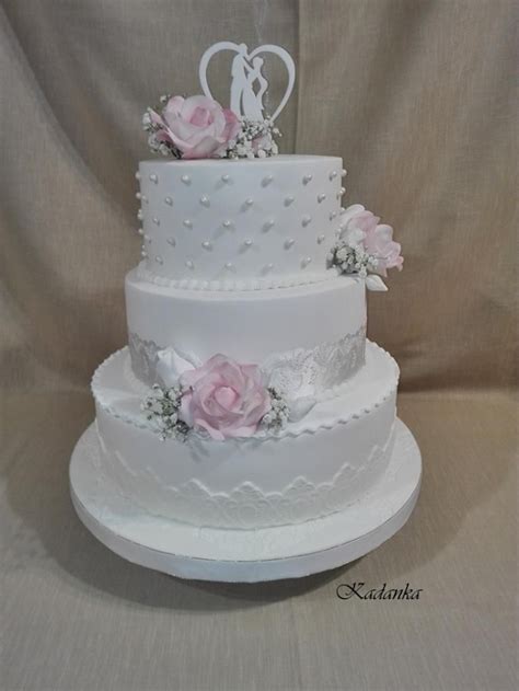 Svadobná torta so zimnými dekoráciami