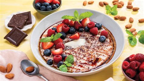 Ilustrácia hotovej proteínovej kaše s ovocím