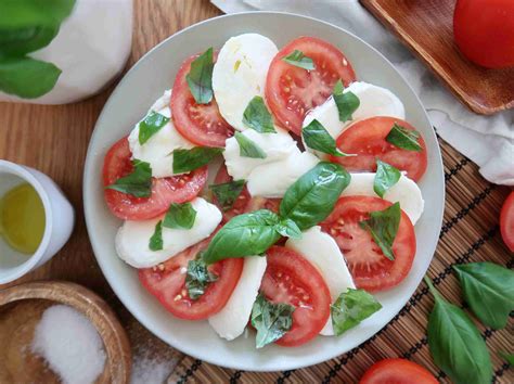 Ilustrácia slaných ovsených vločiek s mozzarellou a bazalkou