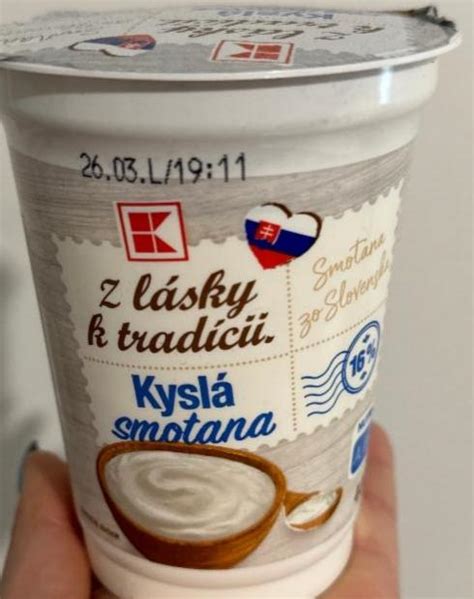 Čerstvá bryndza a kyslá smotana pripravené na zmiešanie