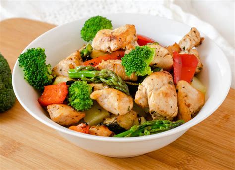 Stredomorská kuchyňa s čerstvou zeleninou a olivovým olejom