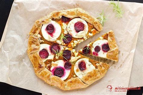 Fotografia hotového goralského svadobného koláča s cviklou a tekvicou