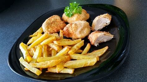 Ilustračné foto domácich kuracích nugetiek s hranolkami