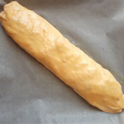 zrolovaná štrúdľa na plechu pred pečením