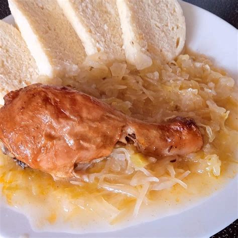 Ilustračné foto pečeného kuraťa na kyslej kapuste