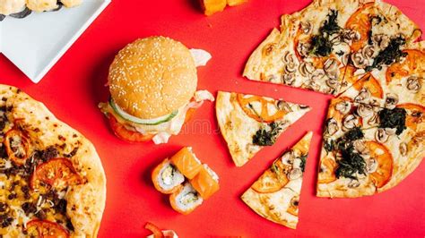 Koláž rôznych jedál (pizza, sushi, burger, šalát)