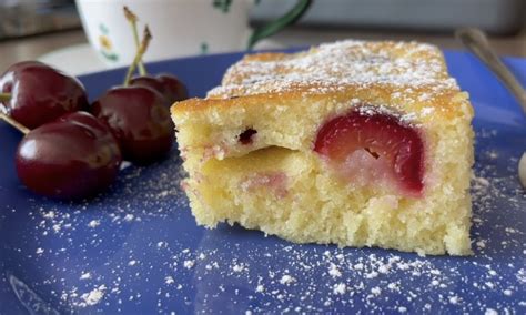 Hotová, bohato ovocím posypaná bublanina