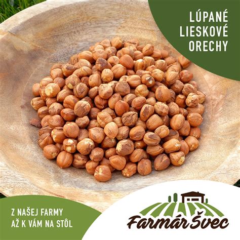 lieskové orechy na plechu pred pečením