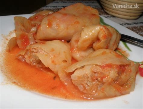 Suroviny potrebné na prípravu plnenej kapusty: kapusta, mleté mäso, ryža, cibuľa, cesnak, korenie.