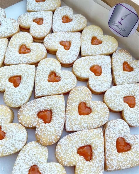 Poháre s hotovým marhuľovým džemom