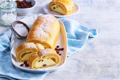 Detail pudingového slimáka s hrozienkami