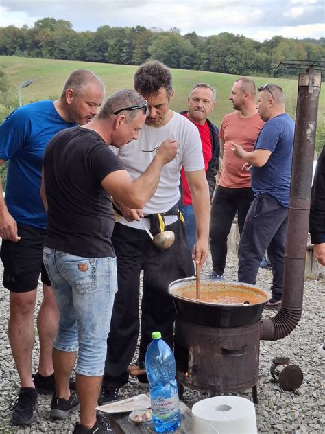 Ľudia varia guláš v kotlíkoch na súťaži
