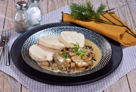 Ilustračná fotografia sladkokyslej hríbovej omáčky s knedľou