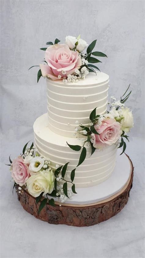 Slovenská svadobná torta a kytica