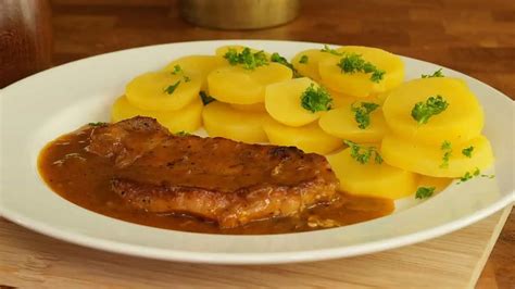 Ilustračná fotografia bravčového mäsa v omáčke