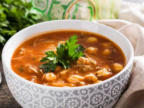 Misku s tradičnou marockou polievkou Harira