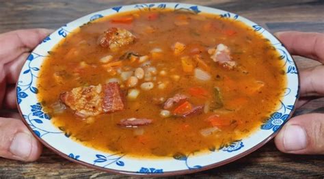 Hotová fazuľová polievka s mrveničkou