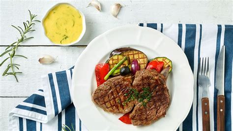 Servírovaný steak s omáčkou a grilovanou zeleninou