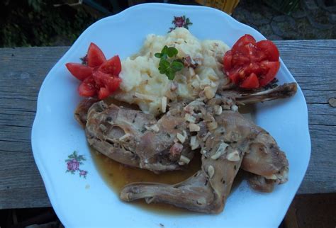 Detailné zábery na duseného králika s cesnakom a bylinkami