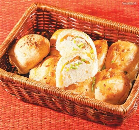 tanier so slanými tvarohovými pirohmi posypanými pažítkou a slaninou