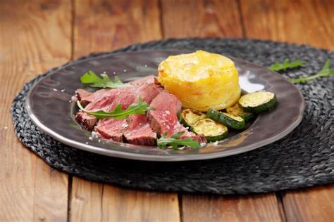 Servírovaný tanier s danielím steakom a gratinovanými zemiakmi