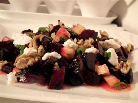 Cviklový šalát s kozím syrom a orechmi