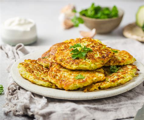 Hotové lievance z cukety s prílohami