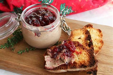 Ilustračná fotografia kuracej paštéty s brusnicovým džemom a pečivom