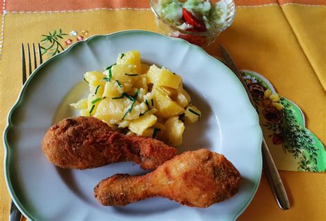 Servírovaný tanier s francúzskymi zemiakmi a šalátom