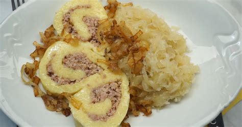 Servírovaná zemiaková roláda s kyslou kapustou a cibuľkou