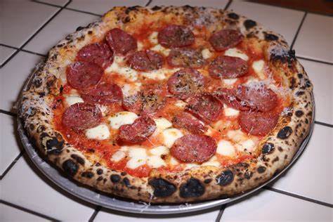 Rôzne druhy pizze s omáčkou sugo pepperoni