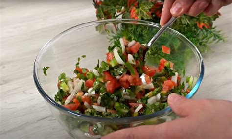 Misku s osviežujúcim gazpachom a zeleninovou oblohou