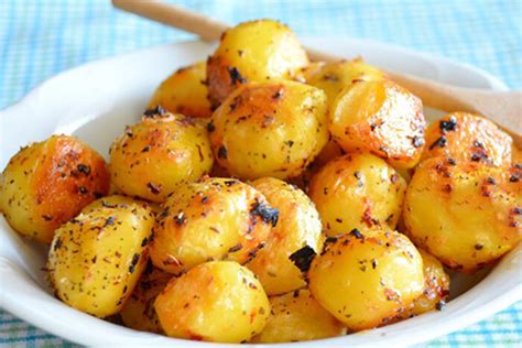 Chrumkavé opekané zemiaky ako príloha