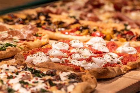 Rôzne druhy jedál - pizza, burger, ázijské jedlo