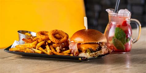 Atraktívny burger s prílohou