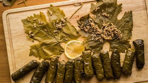 Plnené vínne listy (Dolmades) na tanieri