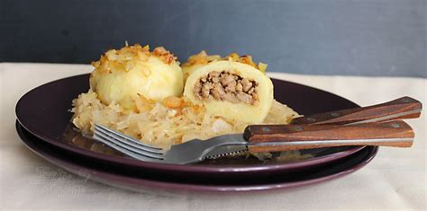 Ilustračná fotografia zemiakových knedlí s mäsom a kapustou