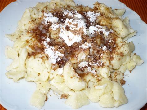 Servírované tvarohové halušky s posýpkou