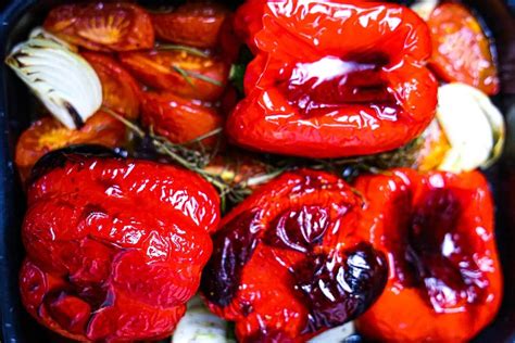 Ilustračná fotka pečených plnených paprík so syrom