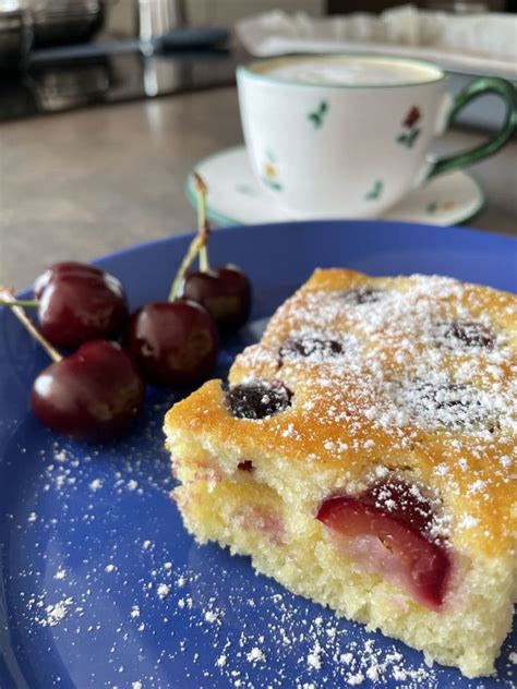 Hotová hrnčeková bublanina s ovocím