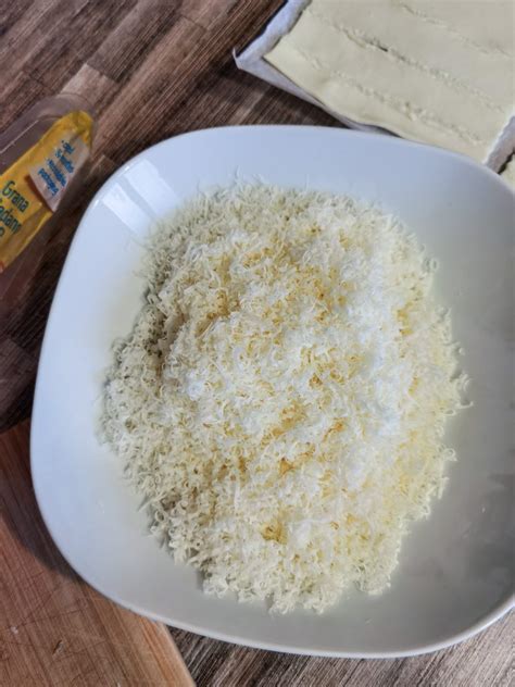Nastrúhaný parmezán a vaječné bielky