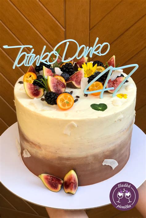 Torta zdobená physalisom a plátkami citrónu