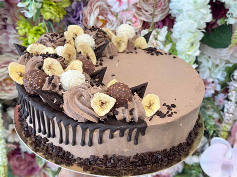 Torta zdobená čokoládou a orechmi